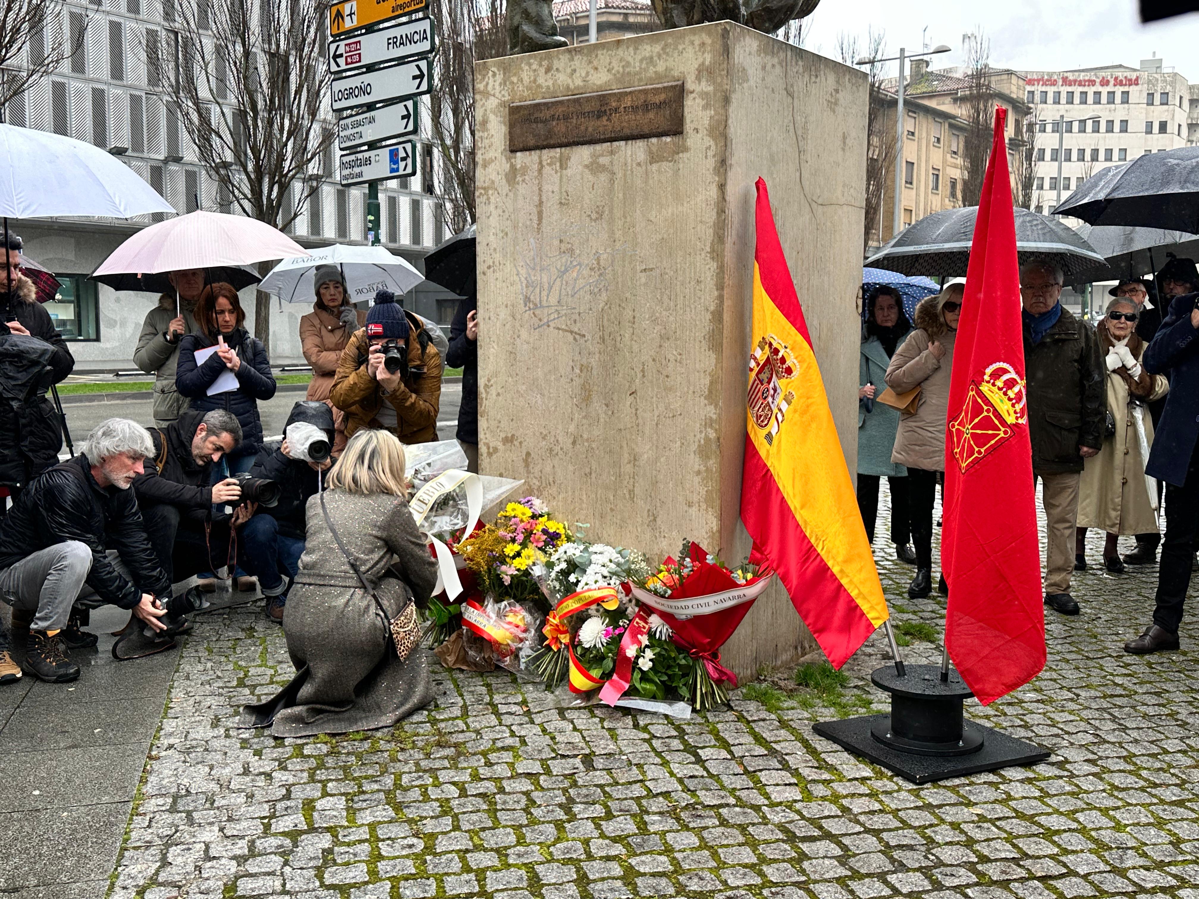 Cristina Ibarrola colocando flores en el homenaje a las víctimas de ETA en Pamplona