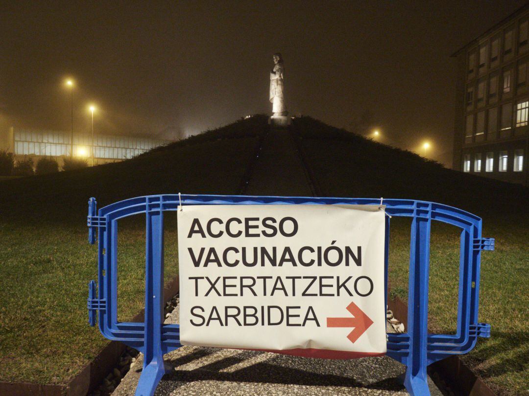 Acceso al centro de vacunación pediátrica, organizado en el seminario de Pamplona