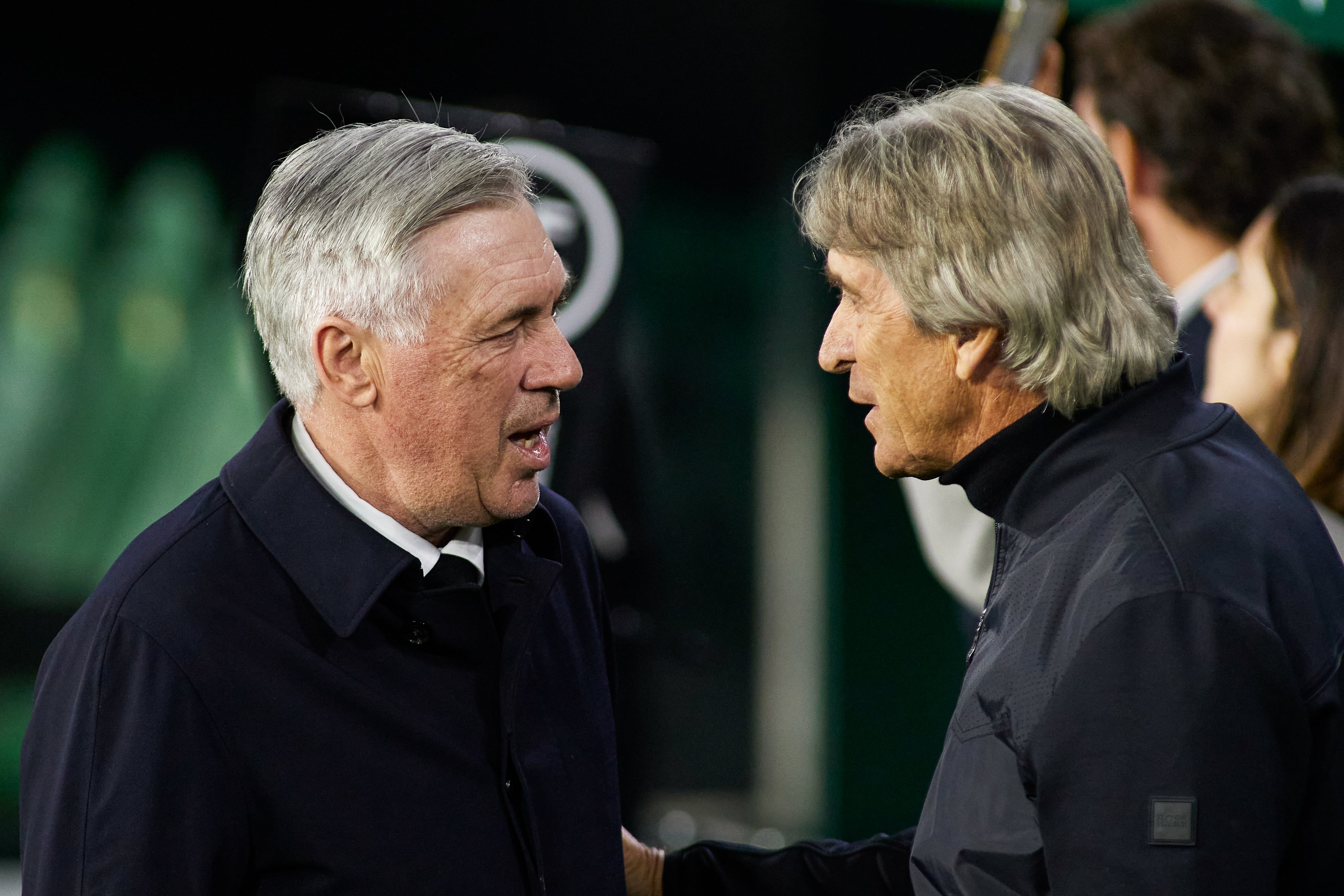 Carlo Ancelotti y Manuel Pellegrini conversan durante un enfrentamiento entre Betis y Madrid