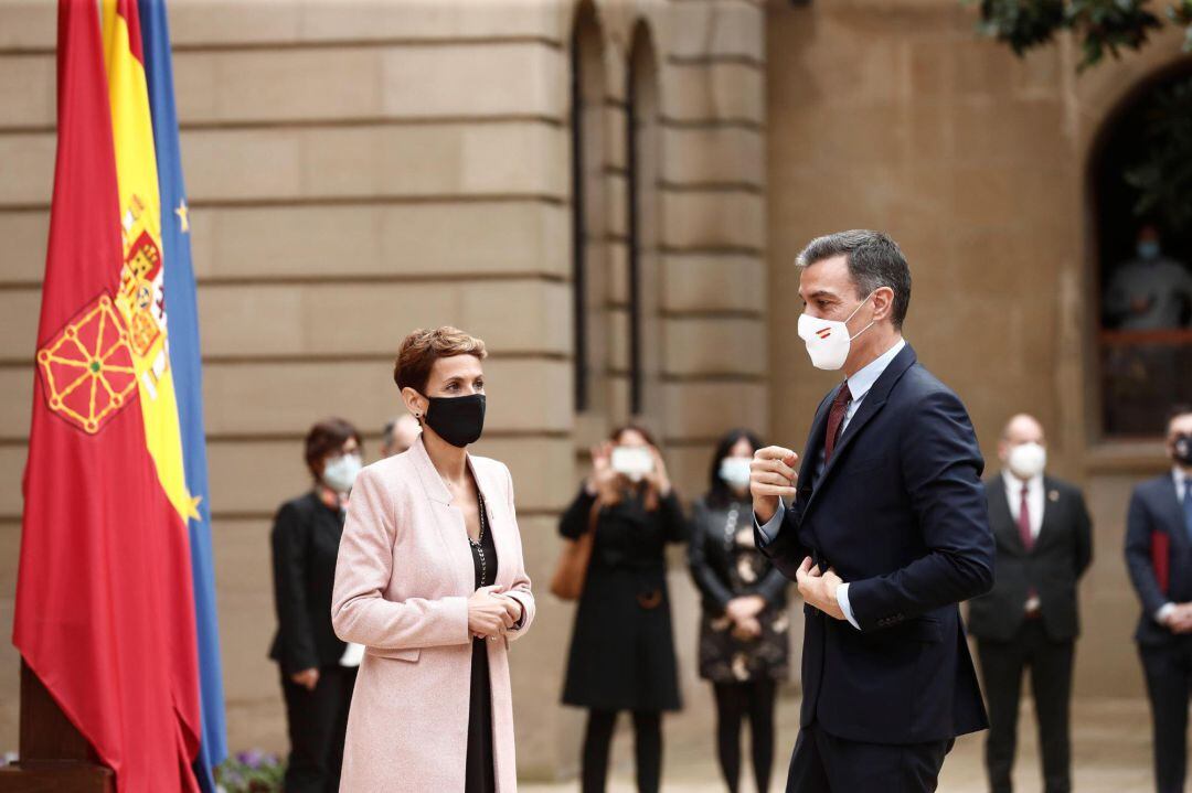 El presidente del Gobierno Pedro Sánchez, (d) saluda a la presidenta de Navarra, Maria Chívite (i) en el palacio de Congresos Baluarte donde ha presentado &quot;España Puede