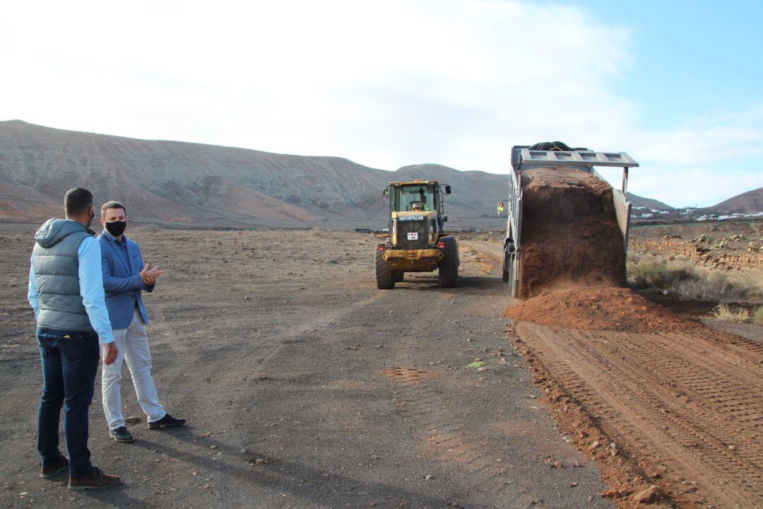 El alcalde de Yaiza, Óscar Noda, y el concejal de Sector Primario, Emilio Machín, en uno de los caminos rehabilitados.