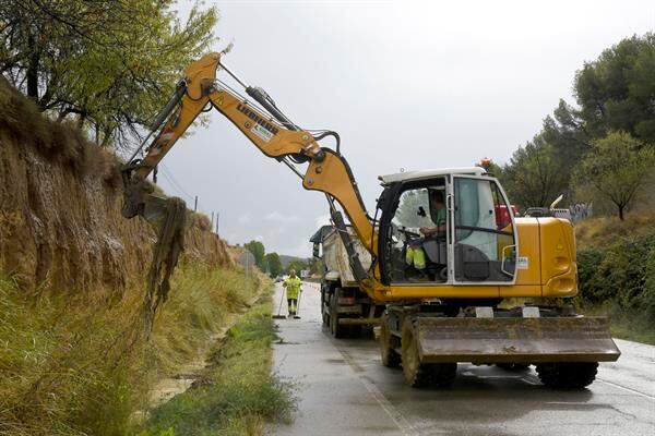 Actuaciones tras los desprendimientos en el acceso a Huesca. EFE