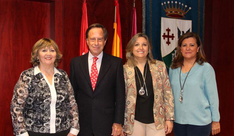 El alcalde, Ignacio García de Vinuesa, y la concejala de Servicios Sociales, Mónica Sánchez (derecha), tras la firma del convenio con representantes de APAMA