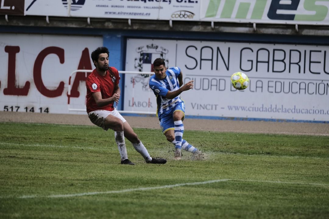 Uno de los jugadores blanquiazules prueba con un lanzamiento a puerta.