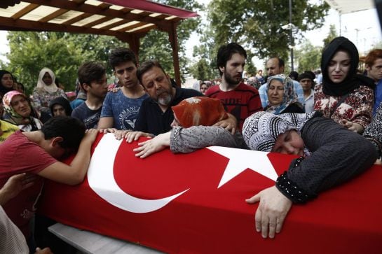 Familiares de las víctimas mortales en el entierro de estas, en Fatih Mosque, en Estambul.