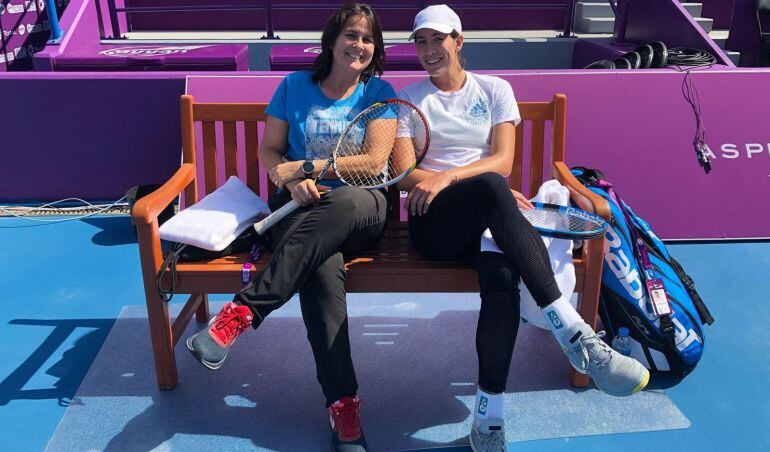 Garbiñe y Conchita posan en Doha, donde están trabajando juntas