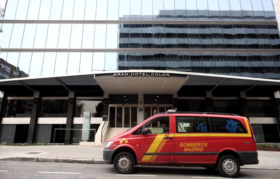 Un vehículo de bomberos en las inmediaciones del Hotel Ayre Gh Colón un día antes de recibir a los primeros pacientes con coronavirus. SALUD 
 Eduardo Parra - Europa Press
 