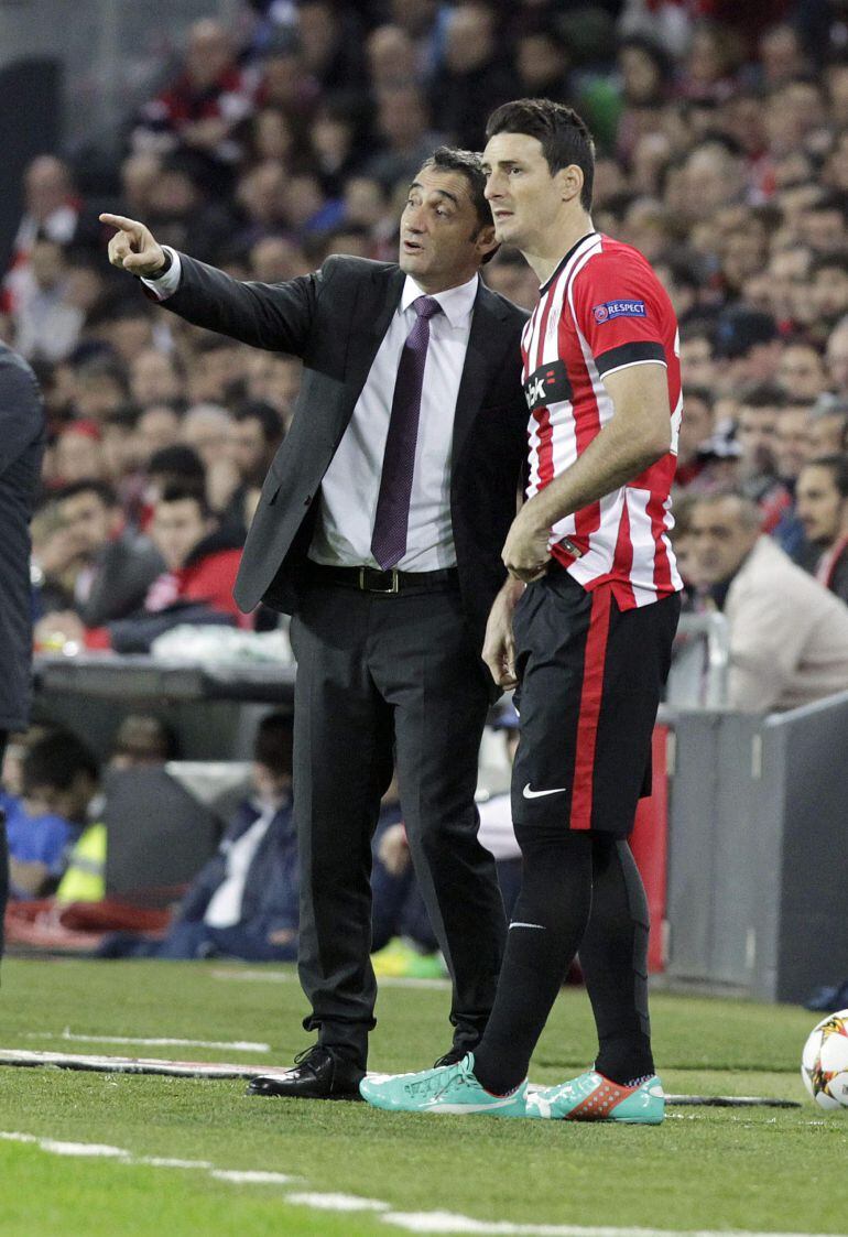 GRA499. BILBAO, 10/12/2014.- El entrenador del Athletic Club de Bilbao Ernesto Valverde (i) da instrucciones a Aritz Aduriz (d), durante el partido de la última jornada de la fase de grupos de la Liga de Campeones que Athletic Club y Bate Borisov disputan esta noche en el estadio de San Mamés, en Bilbao. EFE/Alfredo Aldai