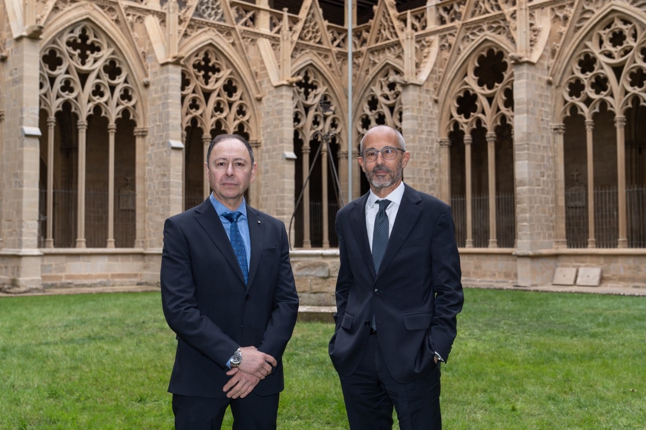 José Ángel Andrés (Fundación Caja Navarra) y Rafael Chueca (Fundación La Caixa), en el claustro de la Catedral de Pamplona.