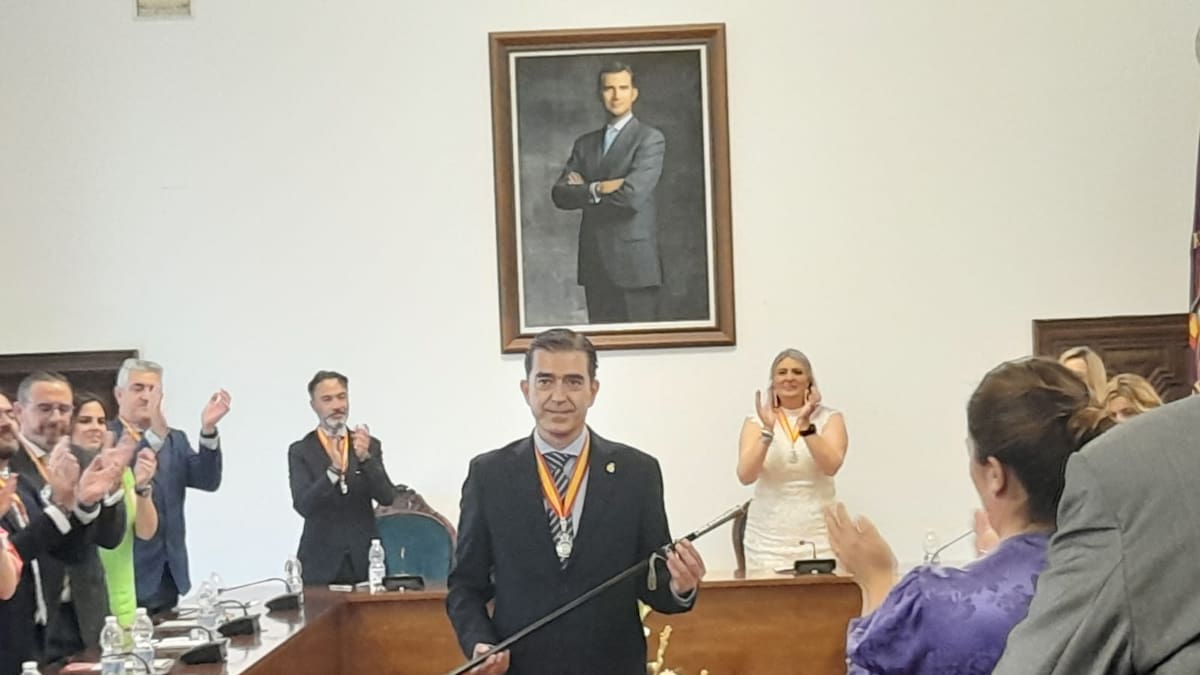 El alcalde de Baeza, trasladado en helicóptero al hospital tras resultar herido al descolgarse el ascensor de su domicilio