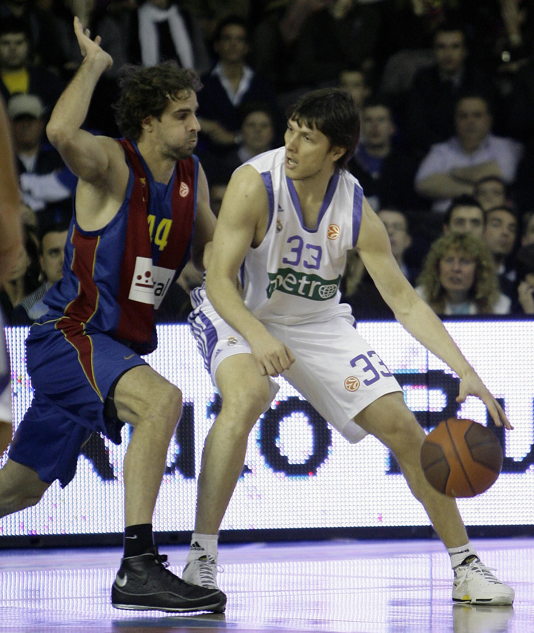 Regal FC Barcelona&#039;s Roger Grimau (L) stretches for the ball with Madrid Marko Tomas (R) during a EuroLeague basketball match at the Palau Blaugrana in Barcelona on March 4, 2009. AFP PHOTO/JOSEP LAGO (Photo credit should read JOSEP LAGO/AFP via Getty Images)