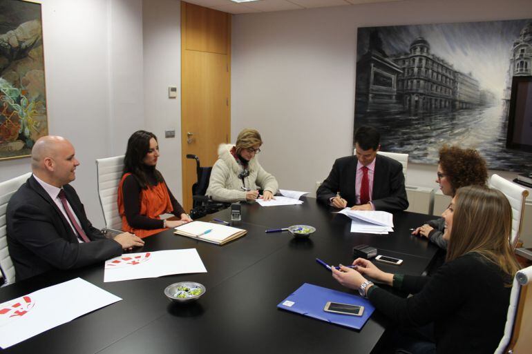 Firma de acuerdos sociales en la empresa Emasagra(Granada)