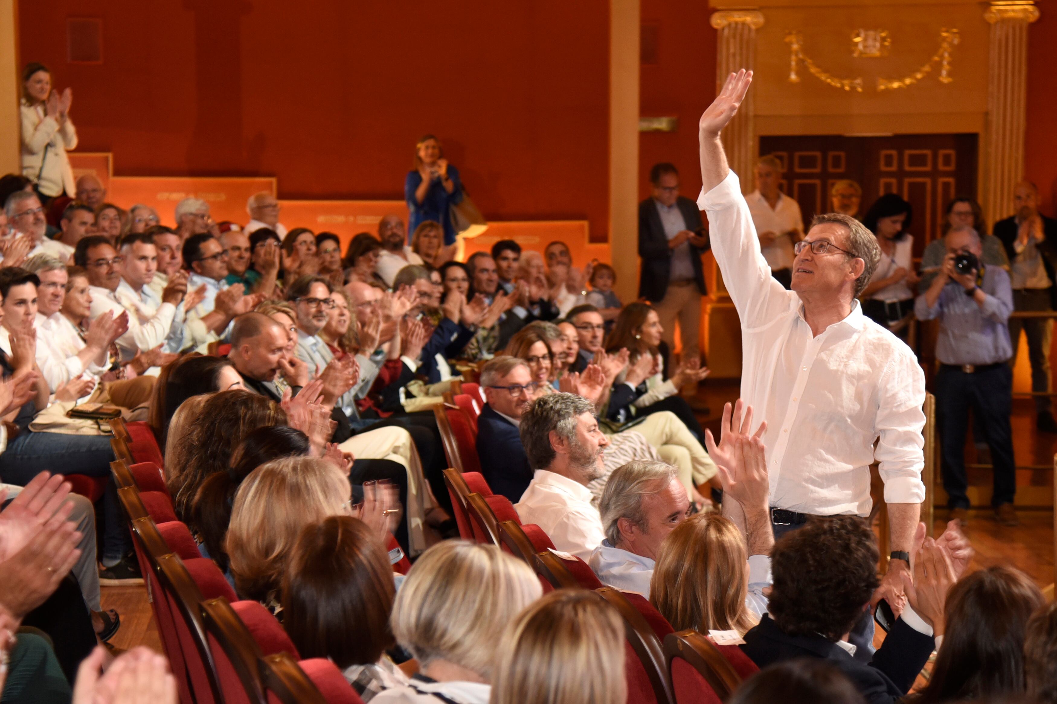 El presidente del Partido Popular, Alberto Núñez Feijóo, interviene este jueves en un acto electoral en el teatro Olimpia de Huesca.