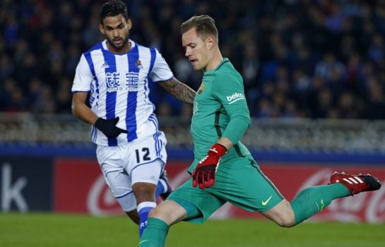 GRA337. San Sebastián, 27/11/2016.- El guardameta alemán del F. C. Barcelona, Marc-Andre ter Stegen (d), despeja un balón ante el delantero brasileño de la Real Sociedad, Willian José, durante el encuentro correspondiente a la jornada 13 de primera divisi