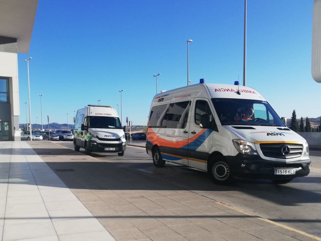 Dos ambulancias estacionadas a las puertas del hospital comarcal