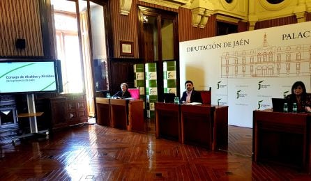 Momento antes de empezar el Consejo de Alcaldes, el presidente de la Diputación, Francisco Reyes, acompañado de las dos vicepresidentas, primera y segunda