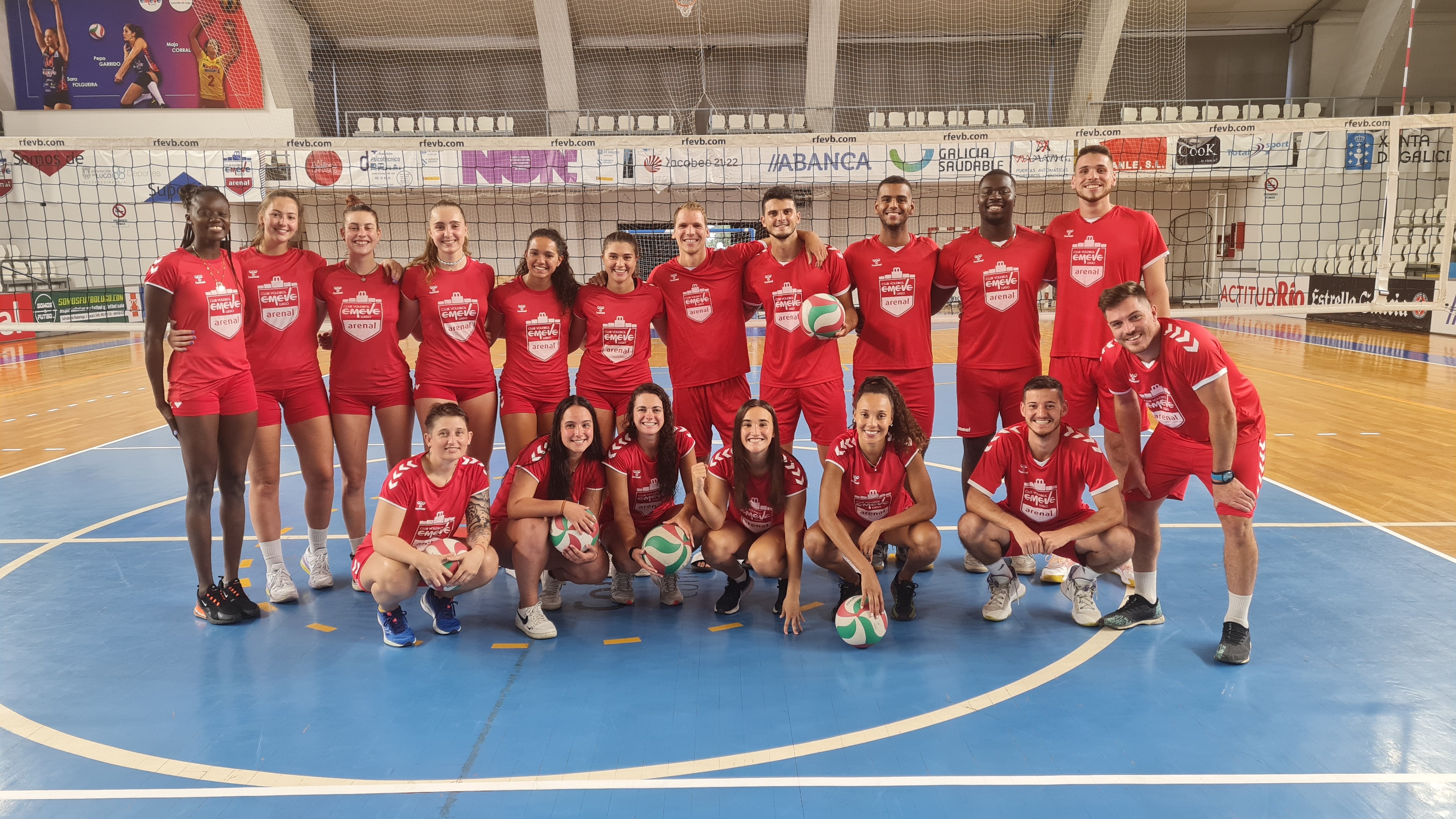 El CV Emevé posa tras un entrenamiento en el Municipal