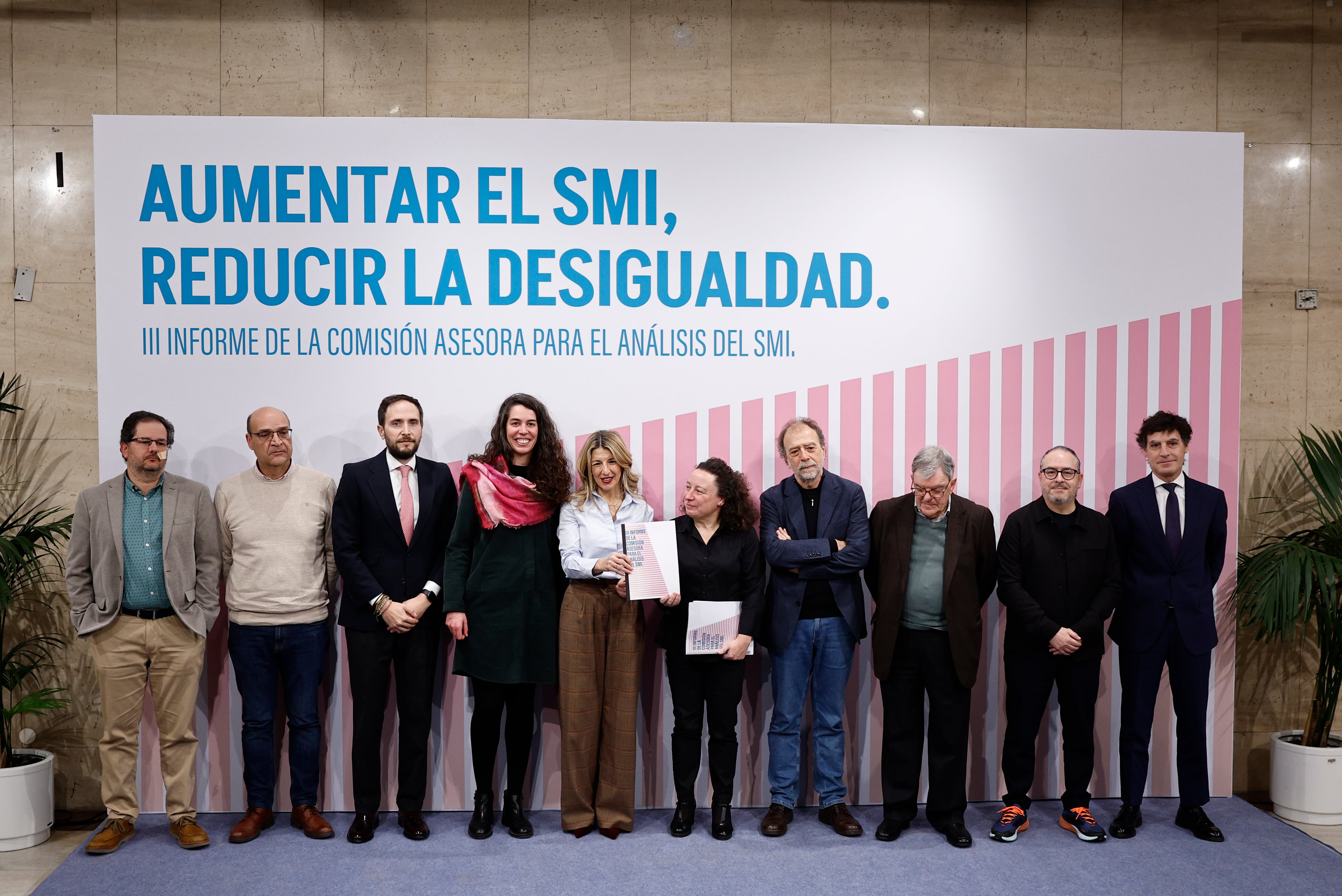 La vicepresidenta segunda del Gobierno y ministra de Trabajo y Economía Social, Yolanda Díaz (5i), recibe de manos de la catedrática de Economía Aplicada de la Universidad de Oviedo y vicepresidenta de la Asociación Española de Economía del Trabajo, Begoña Cueto (5d) el III Informe de la Comisión Asesora para el SMI, este miércoles en la sede del Ministerio.