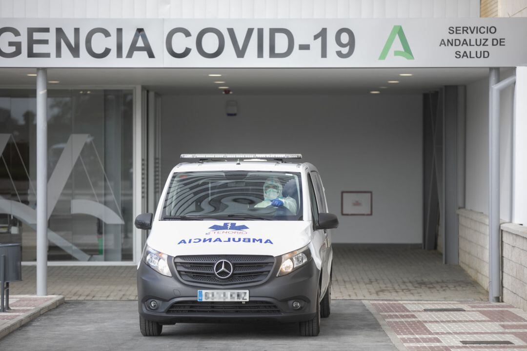 Personal sanitario con traje EPI durante el ingreso de un paciente covid-19 al nuevo Hospital de Emergencia Covid-19.