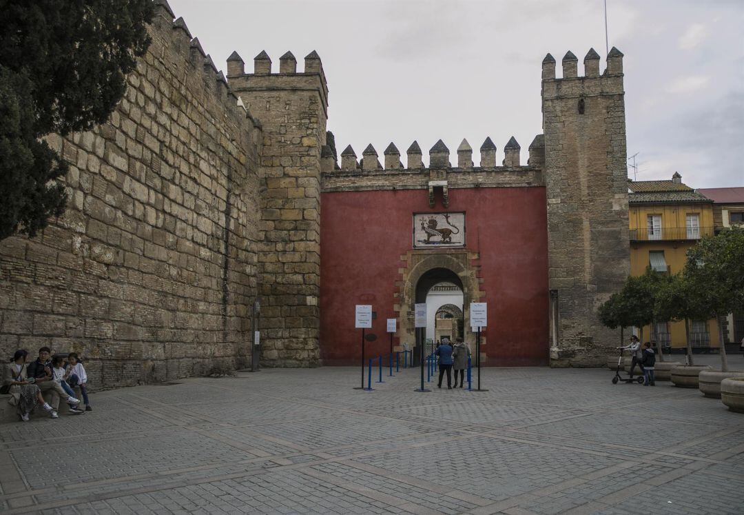 Acceso de visitantes al Real Alcázar, ayer ya sin colas 