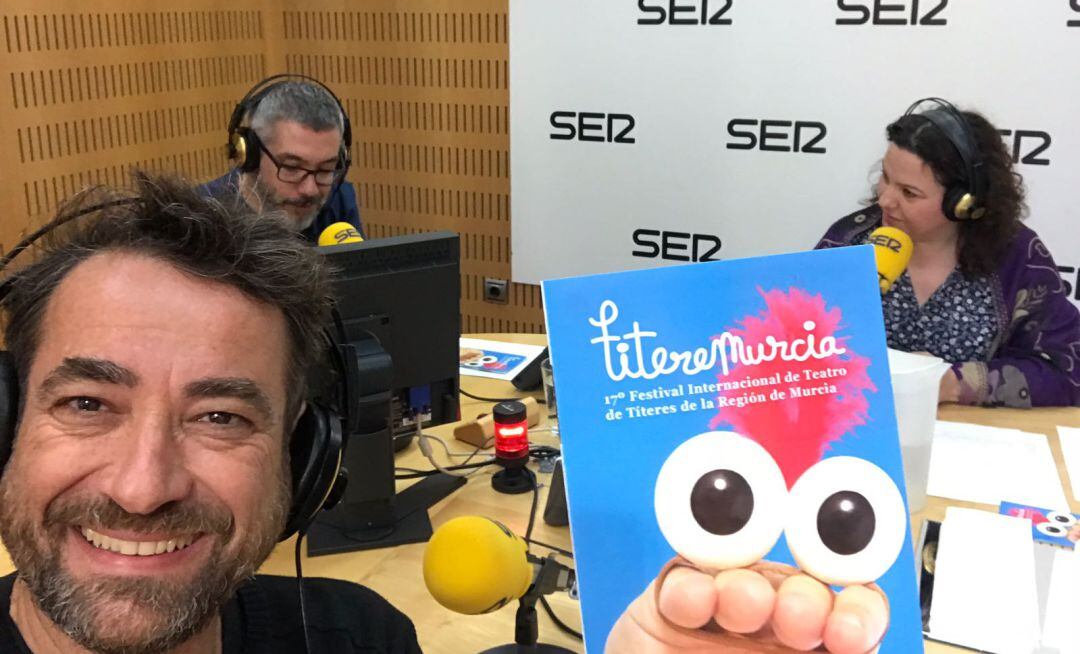 Ángel Salcedo en los estudios de Radio Murcia