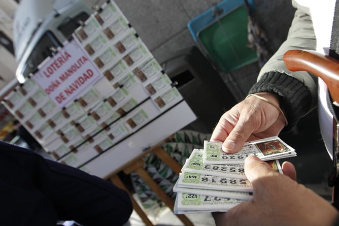 Venta de décimos de Lotería de Navidad en la Puerta del Sol de Madrid