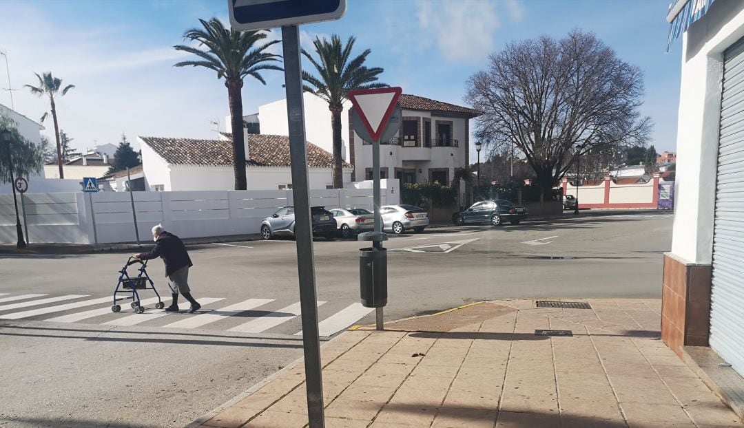 Una ciudadana atraviesa un paso peatonal en una calle de Ronda