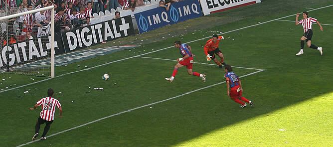 En la imagen momento en el que Serrano se marca el gol en propia puerta