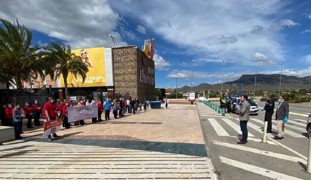 Concejales y policías lorquinos aplauden a trabajadores de otros sectores