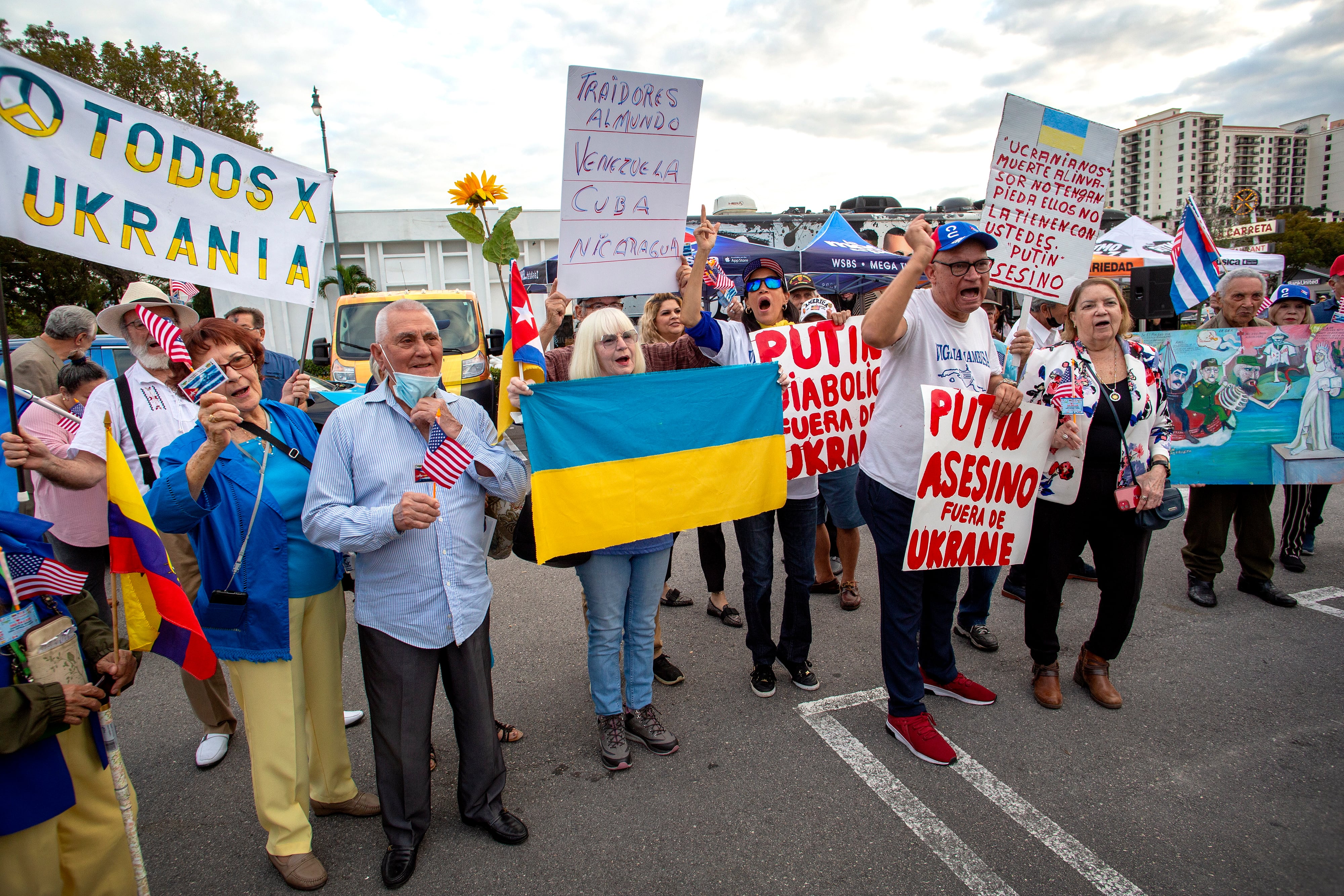 Miami (United States), 02/03/2022.- Members of the Hispanic community in Miami attend a demonstration in support of the Ukrainian people, and demand the stop of the Russian invasion, in front of Versailles restaurant in Mimi, Florida, USA, 02 March 2022. Russian troops entered Ukraine on 24 February prompting the country&#039;s president to declare martial law and triggering a series of announcements by Western countries to impose severe economic sanctions on Russia. (Protestas, Rusia, Ucrania, Estados Unidos) EFE/EPA/CRISTOBAL HERRERA-ULASHKEVICH
