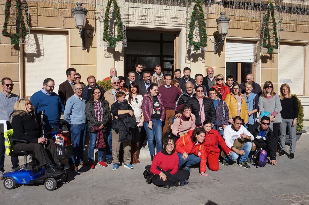 Lectura del manifiesto a las puertas del Ayuntamiento de Elda