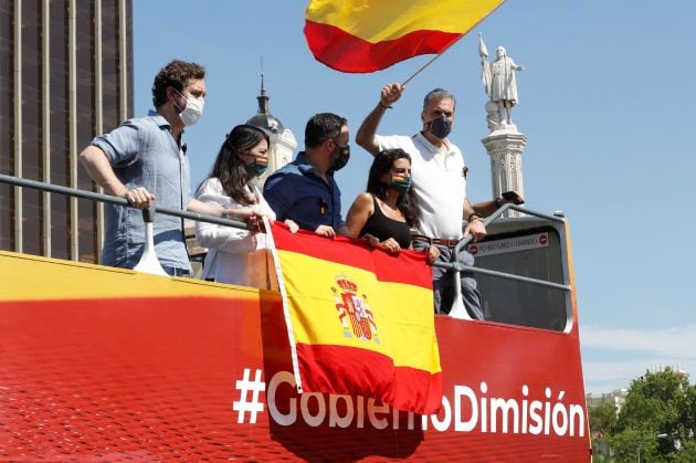 El líder de Vox, Santiago Abascal (c), junto a la portavoz de Vox de la Asamblea de Madrid, Rocío Monasterio (2d), el diputado de Vox en el Congreso, Javier Ortega Smith (d), y ell diputado de Vox Iván Espinosa de los Monteros (i), en la plaza de Colón en Madrid, momentos antes del incio de la manifestación