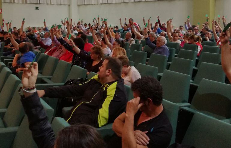 Momento en que la Asamblea acepta convertir al club en SAD