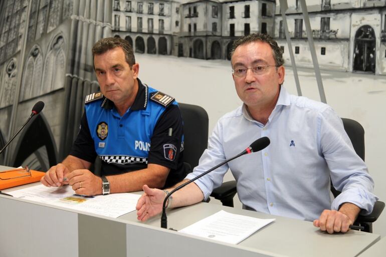 El inspector jefe de la policía local y el concejal de movilidad del Ayuntamiento de León.