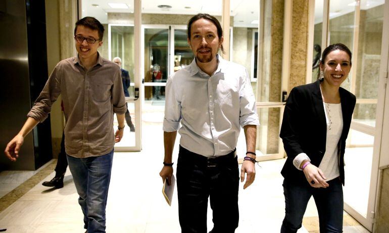 El líder de Podemos, Pablo Iglesias (c) junto al portavoz en el Congreso, Iñigo Errejón y la diputada Irene Montero a su llegada a una rueda de prensa en el Congreso de los Diputados