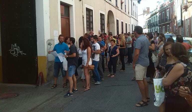 Largas colas a las puertas del número 8 de la calle Pasaje Mallol