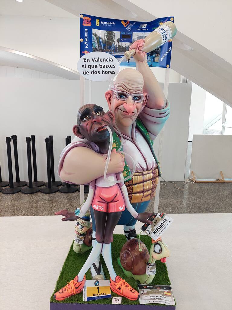 La Exposición del Ninot de las Fallas 2023 abre sus puertas con 750 figuras que rebosan diseño y sátira. Todas ellas quieren salvarse de las llamas gracias al voto popular.