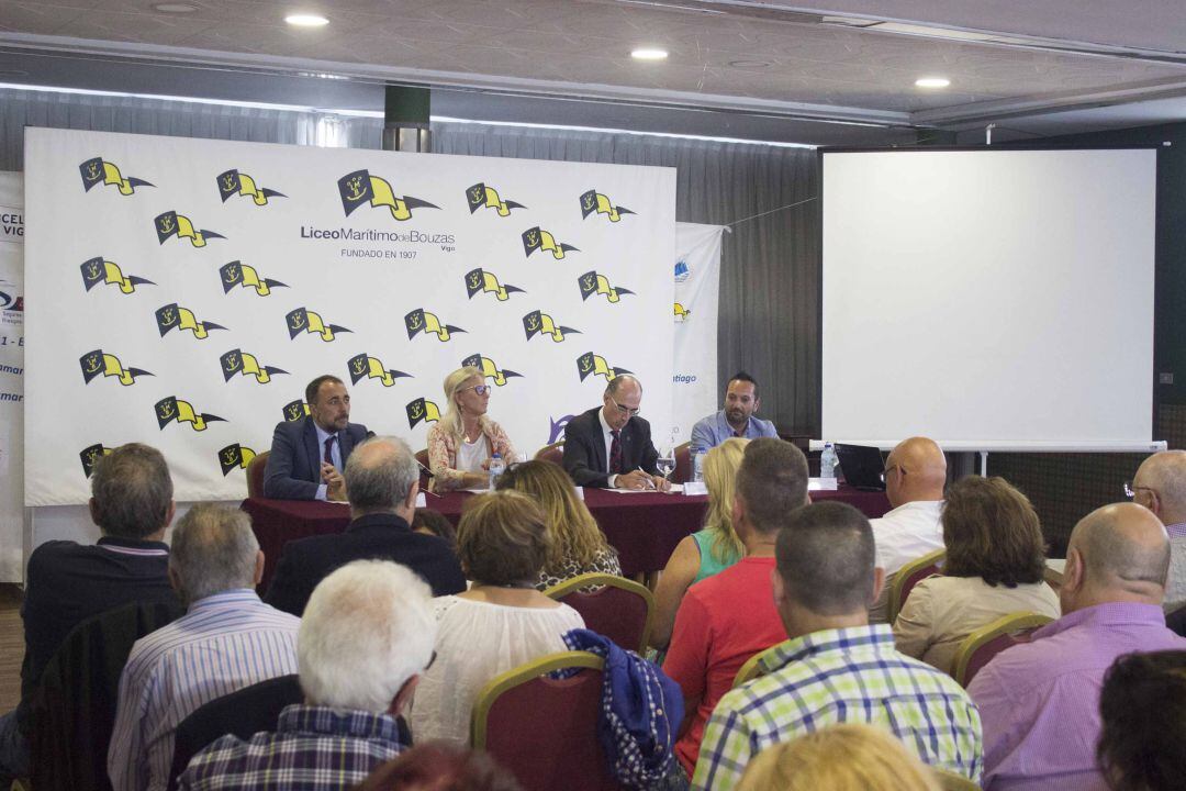 El conselleiro de Sanidade, Jesús Vázquez Almuiña (segundo por la derecha), durante la presentación a los vecinos de Bouzas del proyecto de centro de salud.