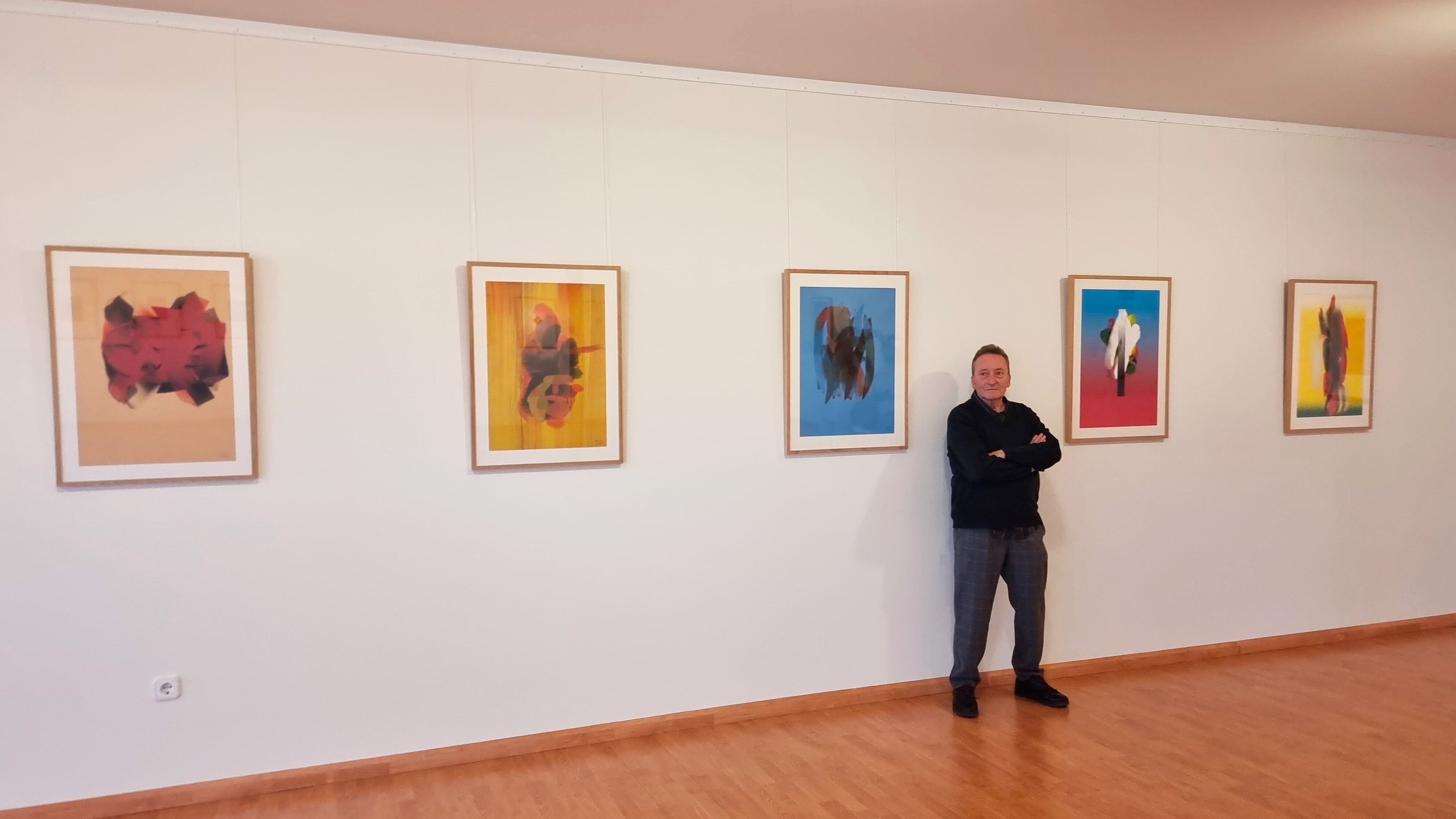 Broto junto a sus obras inéditas. Foto: ENATE