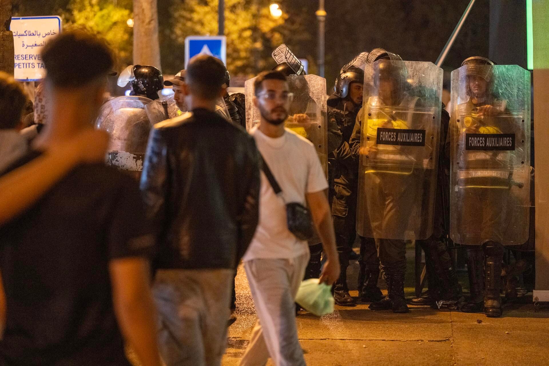 Fuerzas de seguridad marroquíes vigilan durante una manifestación en Rabat, Marruecos, el 30 de septiembre de 2025.