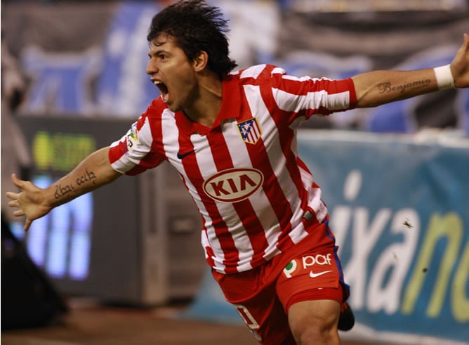 Agüero celebra un gol con el Atlético de Madrid