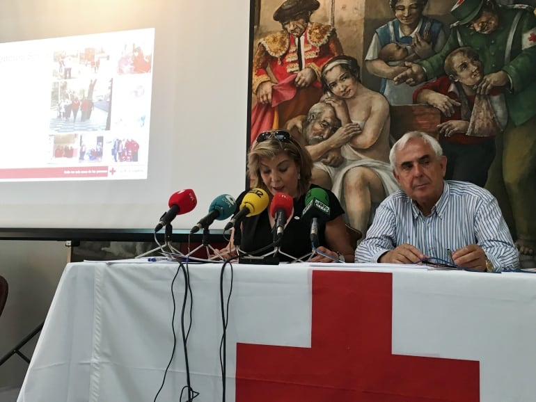 La Coordinadora de Cruz Roja, Eva Antolín y el Presidente Francisco Javier Bravo, en la presentación de la memoria anual