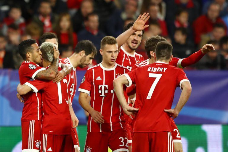 Thiago celebra el segundo gol con los compañeros. 