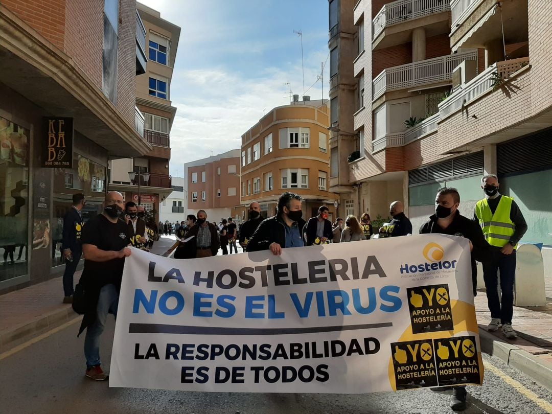 Los hosteleros de Lorca se manifiestan para reclar la apertura de sus negocios