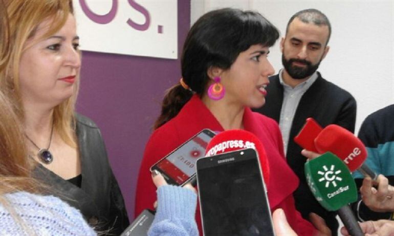 Teresa Rodríguez(d) junto a Carmen Lizárraga