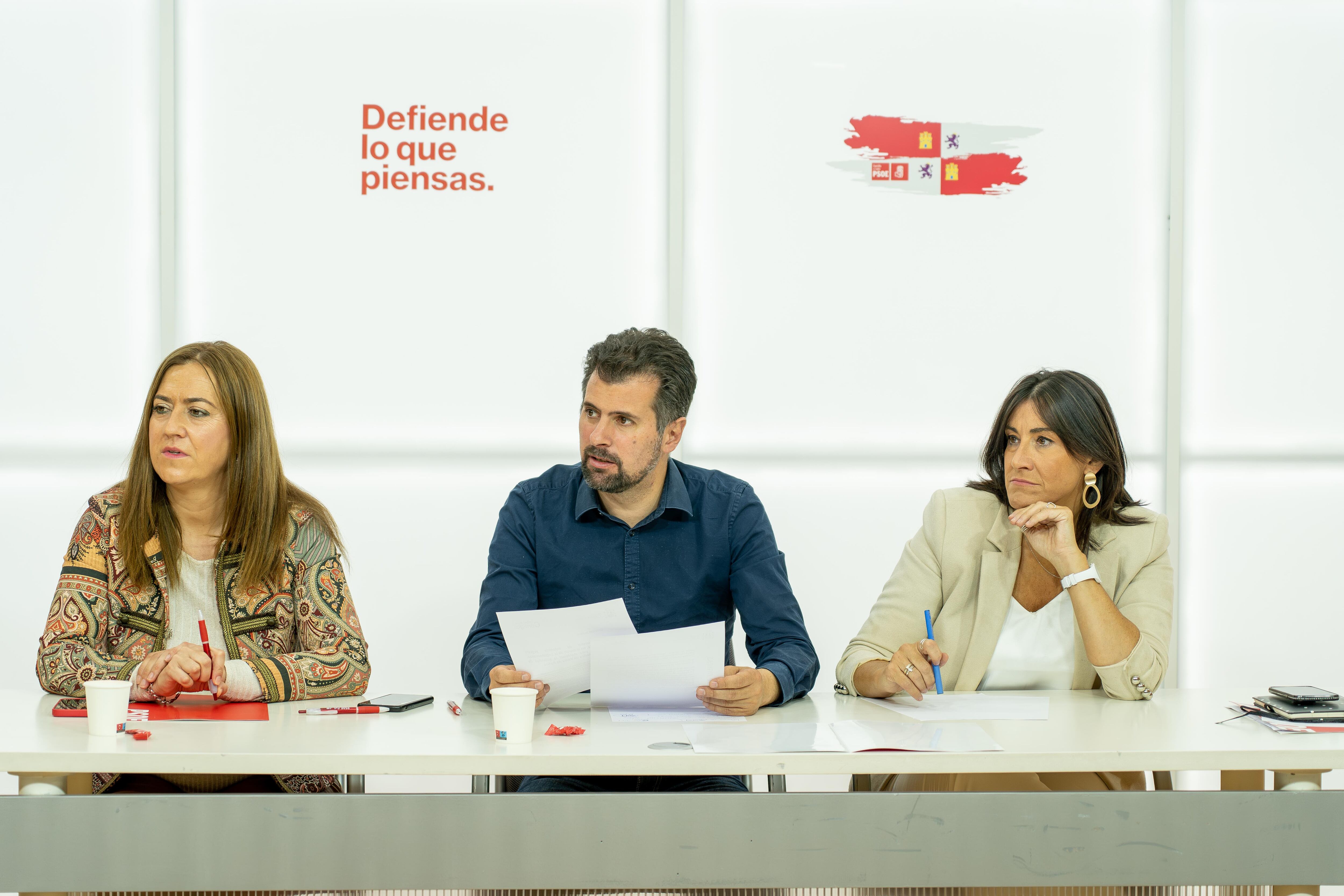 El secretario general del PSOE de Castilla y León, Luis Tudanca, acompañado de Virginia Barcones, y Ana Sánchez.