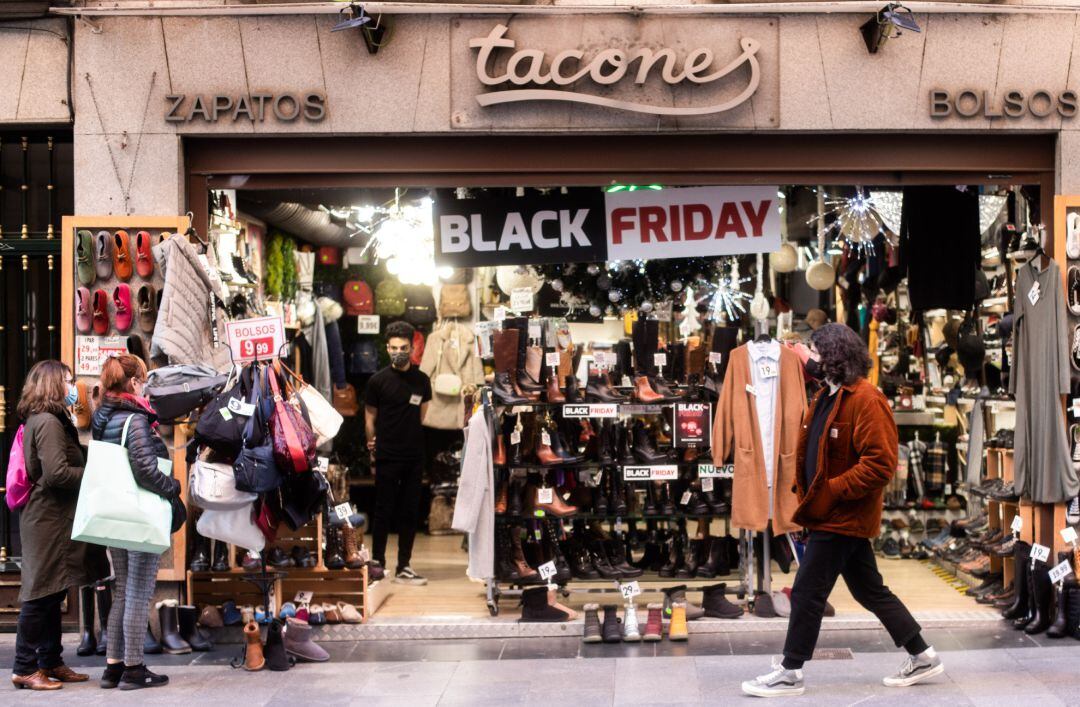Cartel de descuentos por el último ‘Black Friday’ en un comercio
