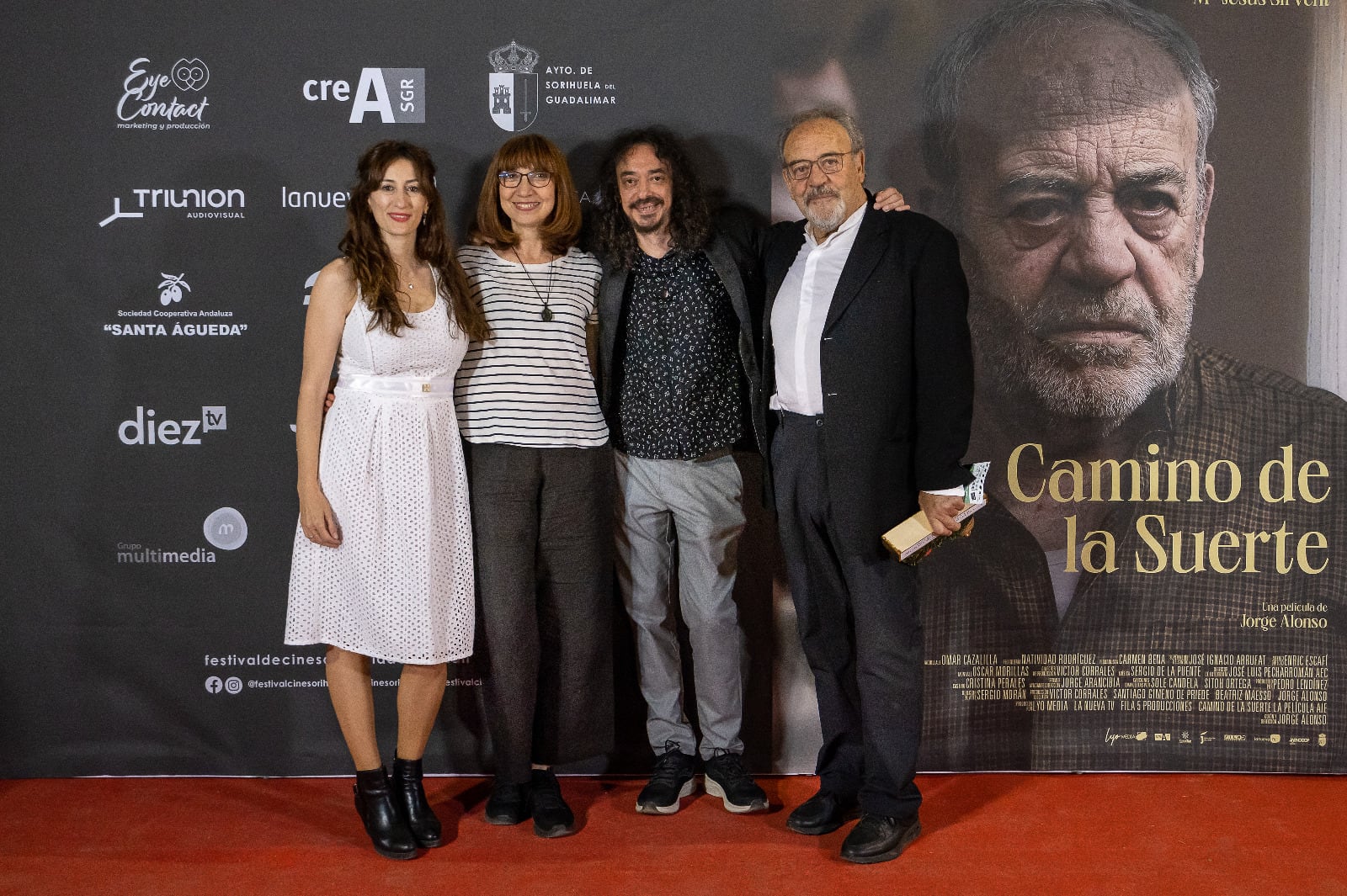 La actriz Amada Santos; los músicos Sole Candela y Sitoh Ortega; y el conocido actor Tito Valverde durante una presentación del film &#039;Camino de la Suerte&#039;