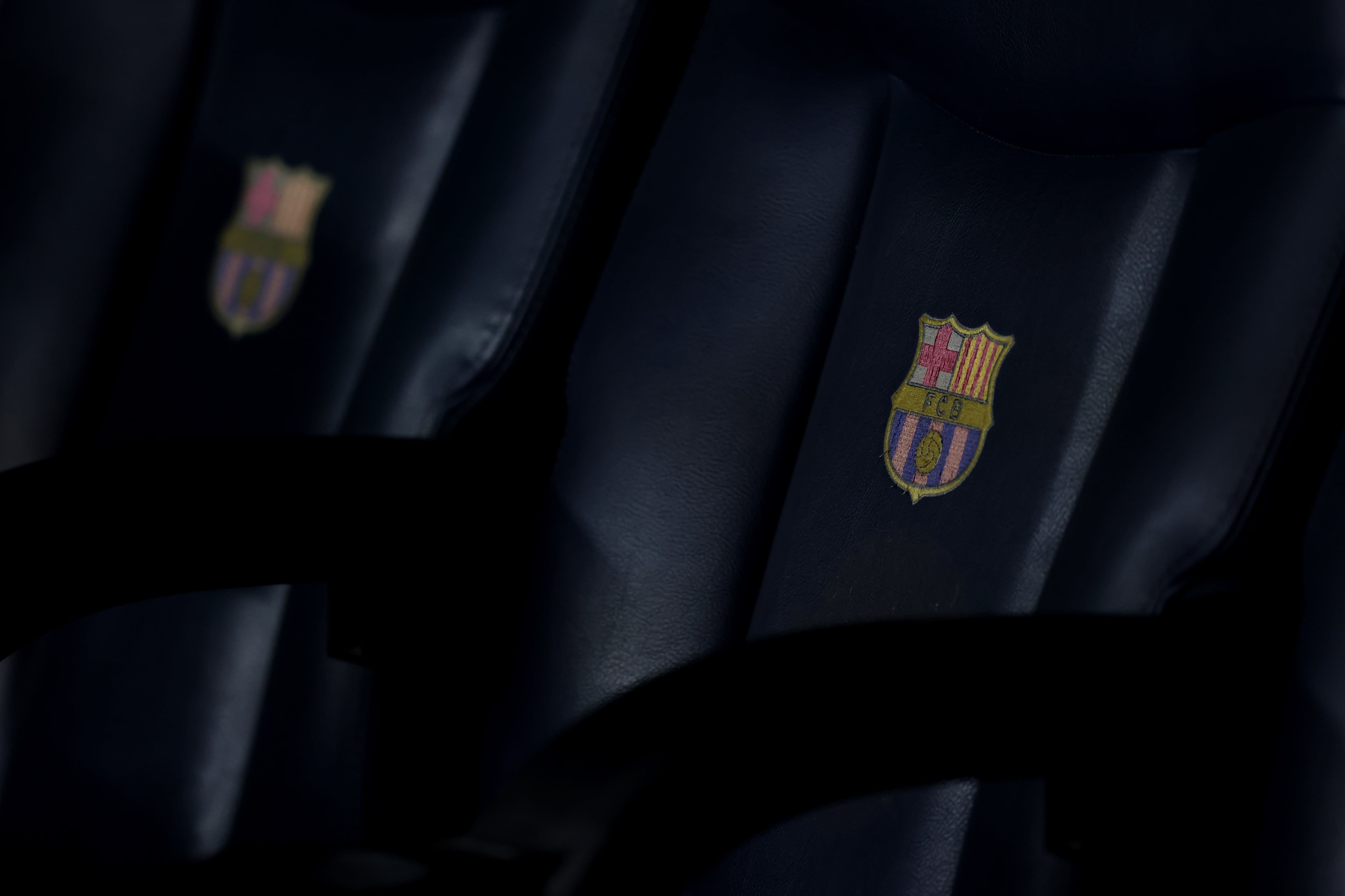 El escudo del FC Barcelona en uno de los asientos del banquillo del Camp Nou