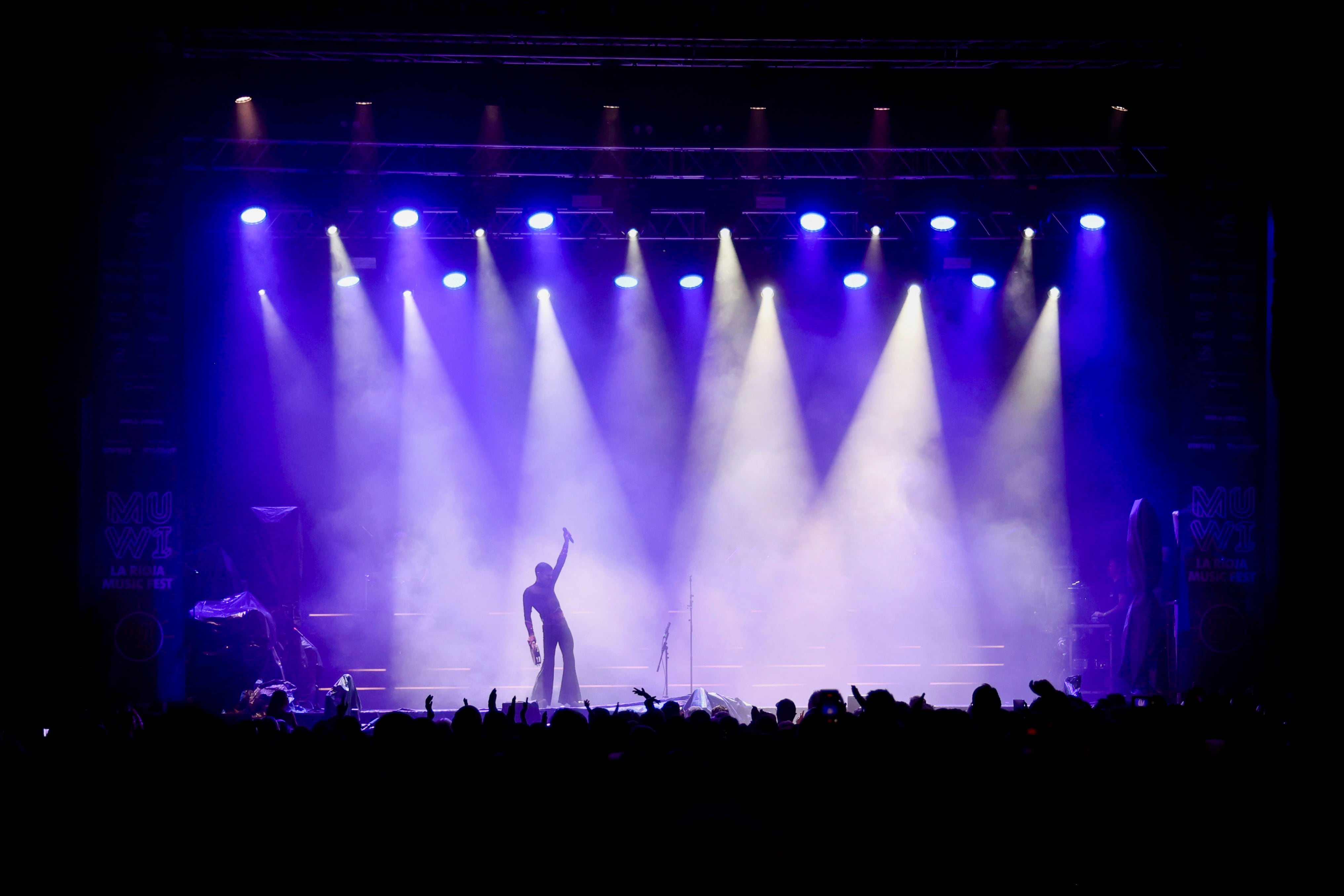 Rodrigo Cuevas durante su concierto en el festival MUWI Rioja Music Fest de Logroño.